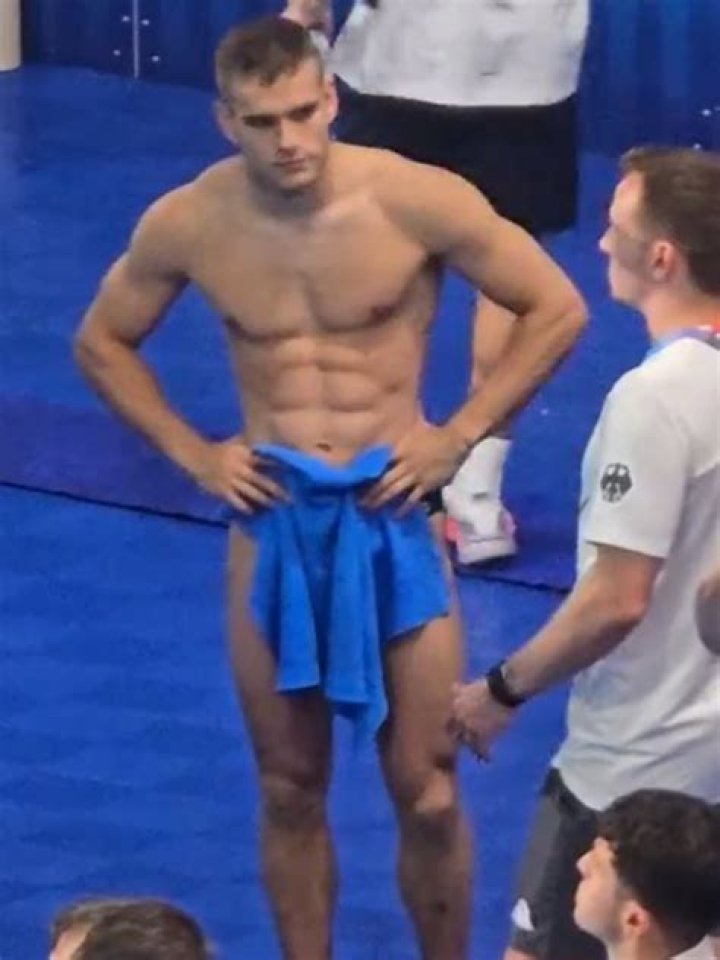 See Shirtless Towel Pic After Gay Club Show – Hollywood Life