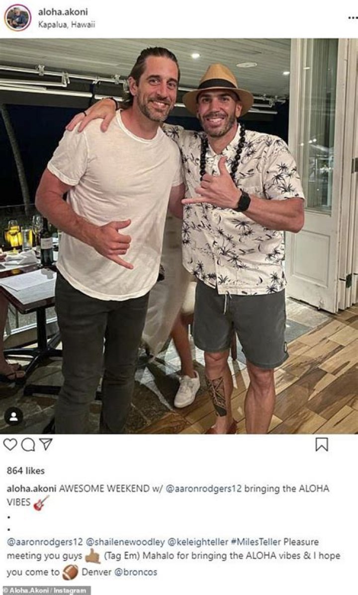 Aaron Rodgers Hugs Shailene Woodley While Relaxing In Hawaii — Watch – Hollywood Life