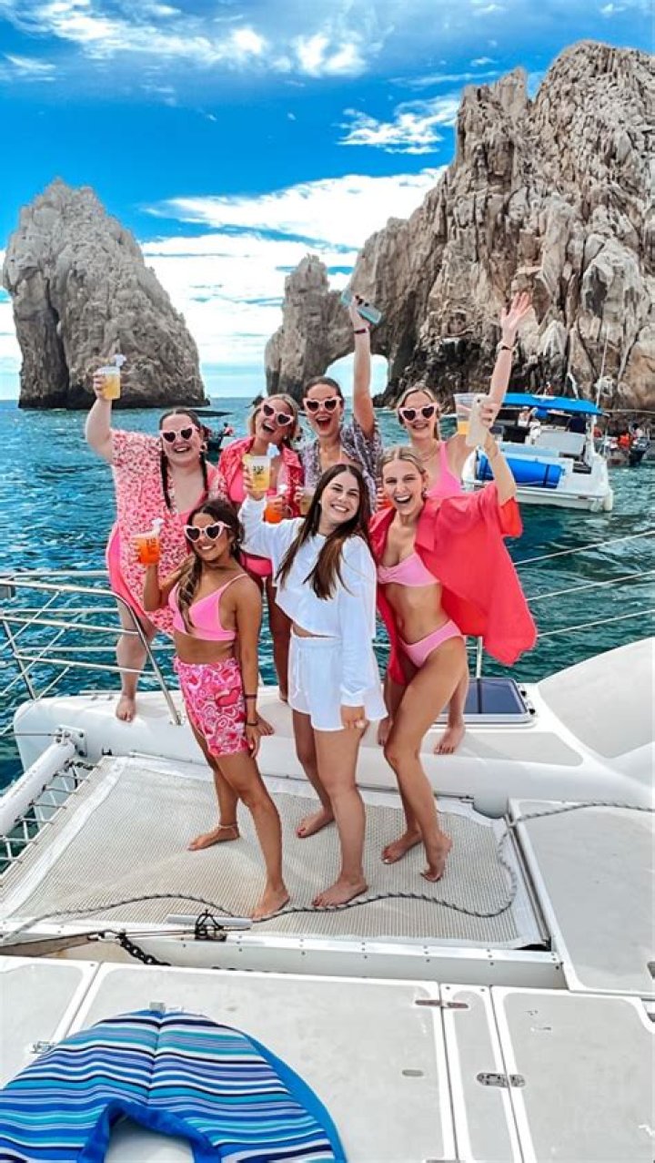 Addison Rae & Maddie Ziegler Rock Bikinis On Girls’ Trip To Cabo — Photos