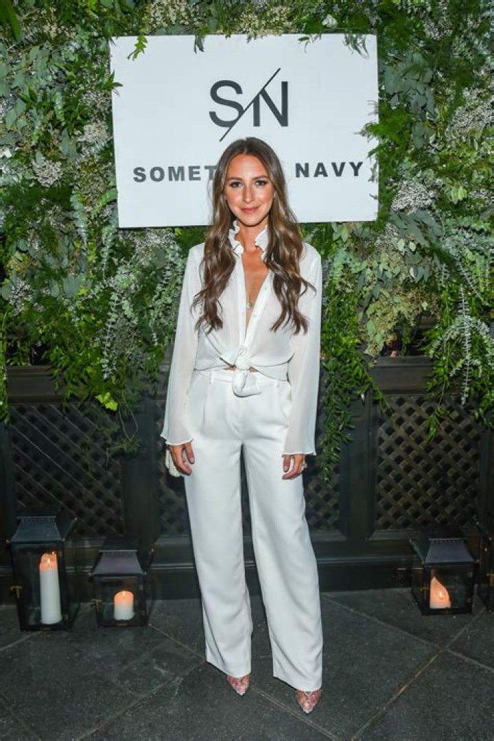 Amanda Seyfried Slams Arielle Charnas’ Bikini Pic & Receives Backlash – Hollywood Life