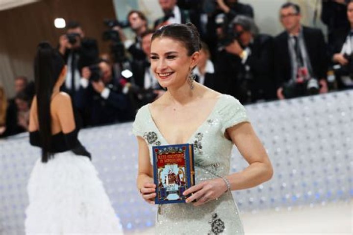 ‘Vogue’ Editor Anna Wintour Posts 1st Ever Photo Wearing Sweatpants & Fans Are Rocked