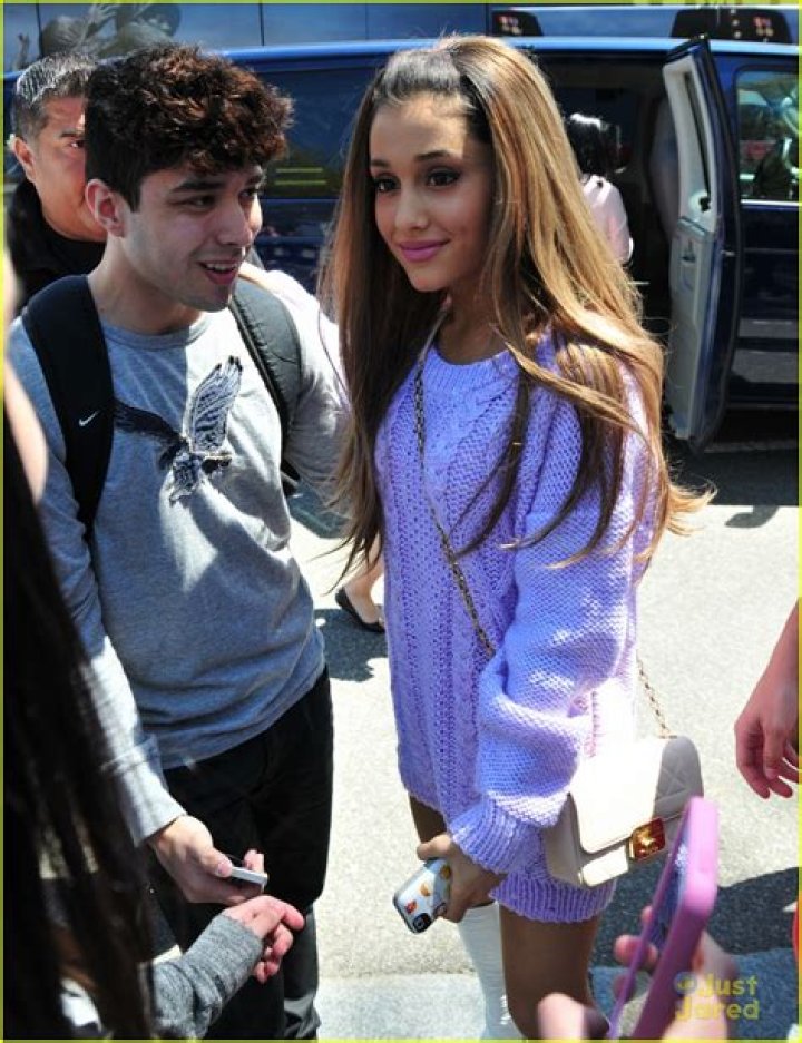 Ariana Grande’s Easter Egg Roll Outfit — Performs In Pastels & Knee-High Boots – Hollywood Life