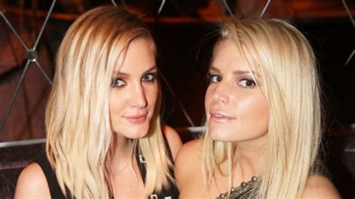 Ashlee & Jessica Simpson Pose With Their Daughters & Mom For 3 Generations Photo In Matching Outfits