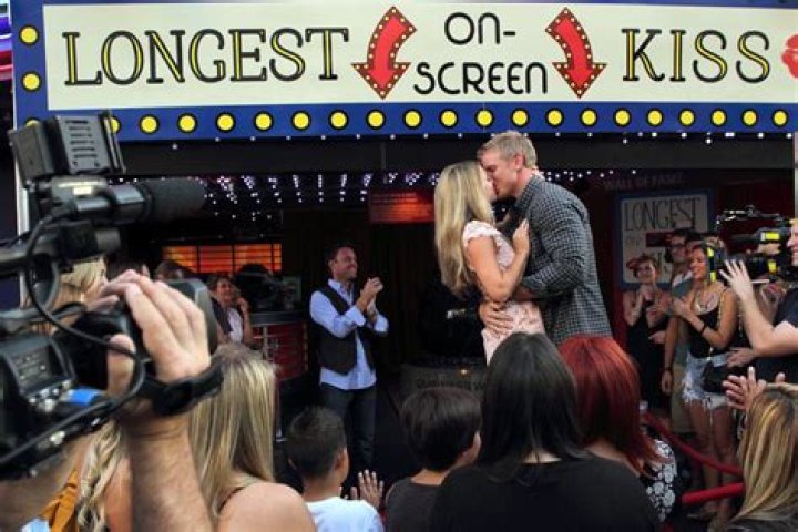 ‘Bachelor’ Preview: Sean & Lesley Try To Break A Kissing World Record