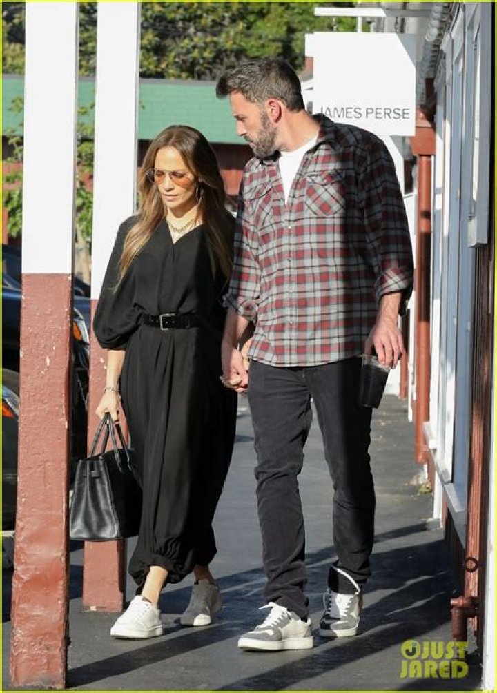 Ben Affleck & Jennifer Lopez Hold Hands As They Brave The Cold In NYC — Photo