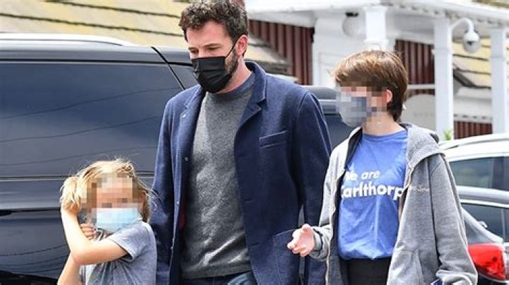 Ben Affleck & Kids Seraphina & Samuel Have Lunch: Pics – Hollywood Life