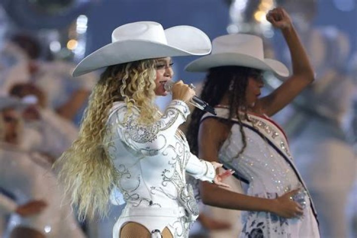 Beyonce Rocks Blue Cowgirl Hat & Veil In New Ivy Park Rodeo Photos – Hollywood Life