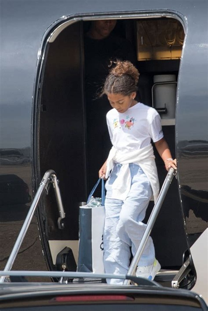 Beyonce’s Daughter Rumi Carter Arrives In London: Photos – Hollywood Life