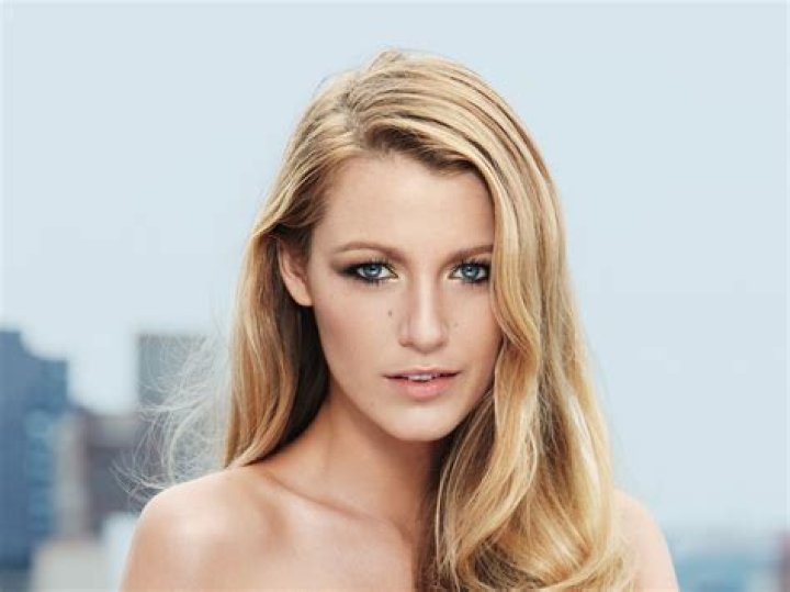 Blake Lively Shares Bikini Pic & Urges Fans To See Ryan’s New Movie – Hollywood Life