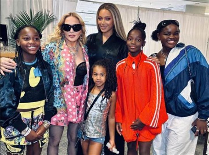 Mom & Daughter Look Identical In Side-By-Side – Hollywood Life