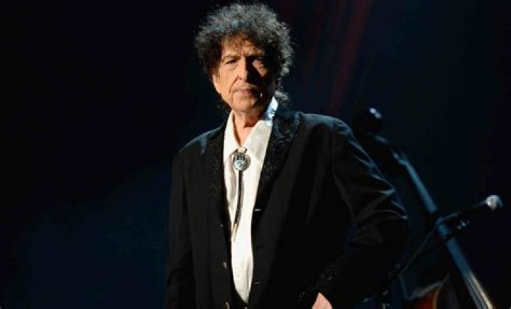 Pictures Of The Legendary Singer/Songwriter – Hollywood Life