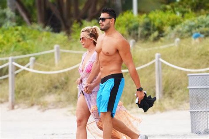 Britney Spears & Sam Asghari Share Vacation Photos Of PDA On The Beach – Hollywood Life