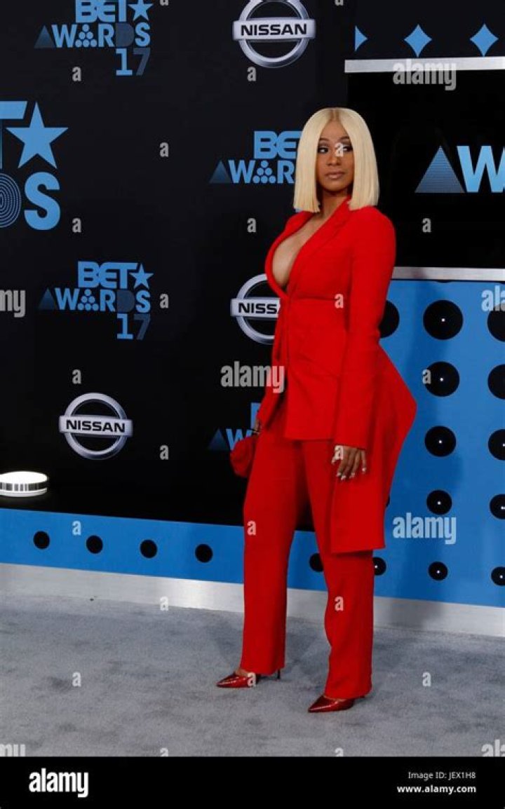 Rocks Bodysuit & Performs W/ Offset – Hollywood Life