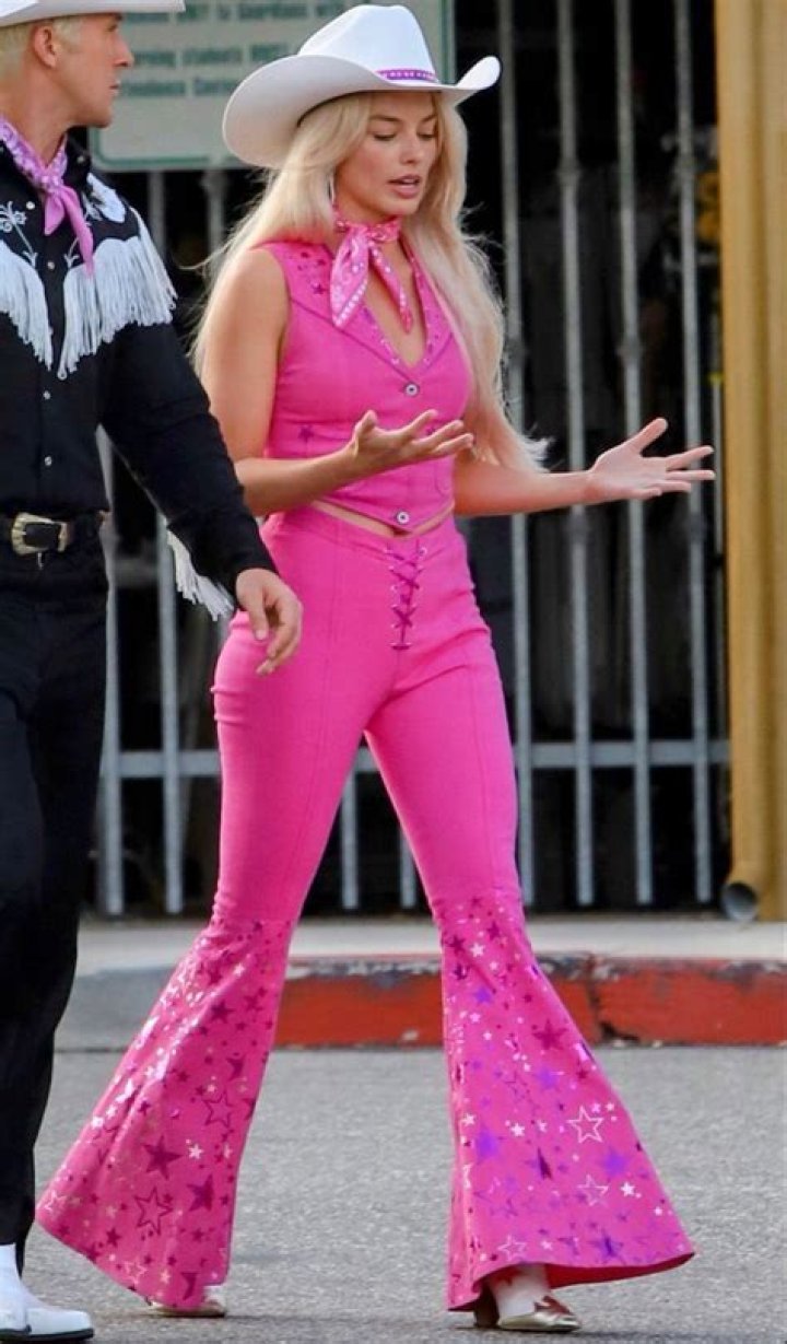 Cardi B Wears Pink Cowgirl Outfit & Chaps To Grind To ‘Please Me’ – Hollywood Life