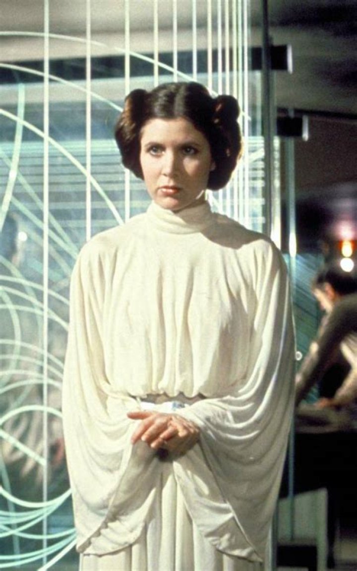[PICS] Carrie Fisher’s Iconic Looks — See The Best Outfits From The Late Star – Hollywood Life