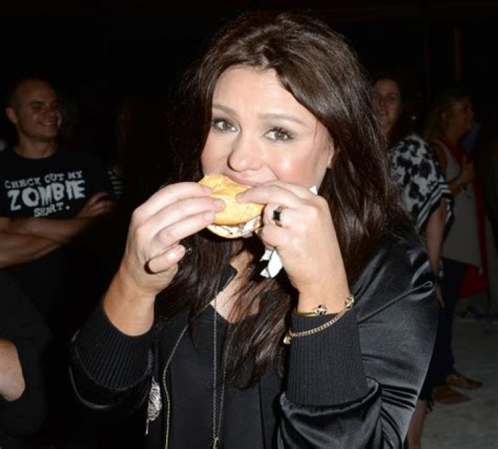 Celebrities Eating Burgers – Pics