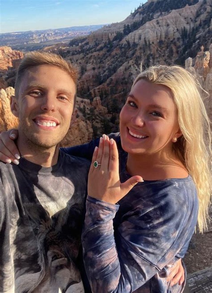 ‘Siesta Key’ Star Reveals Ring – Hollywood Life