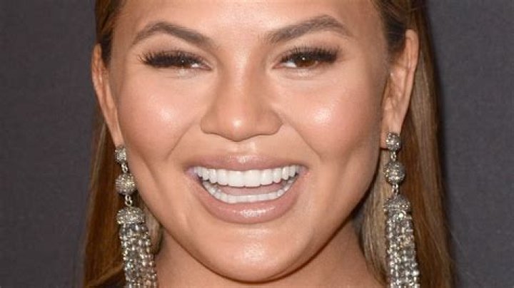 Chrissy Teigen Puts Makeup On Only Half Her Face: Photo – Hollywood Life