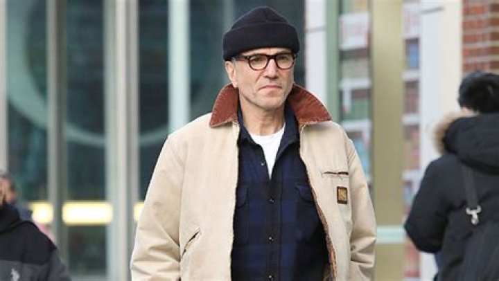 Daniel Day-Lewis Seen Walking With Crutches In New York City: Photos – Hollywood Life