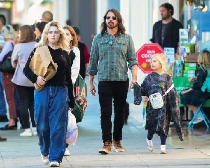 Dave Grohl’s Daughters Violet & Harper Honor Taylor Hawkins In Black – Hollywood Life