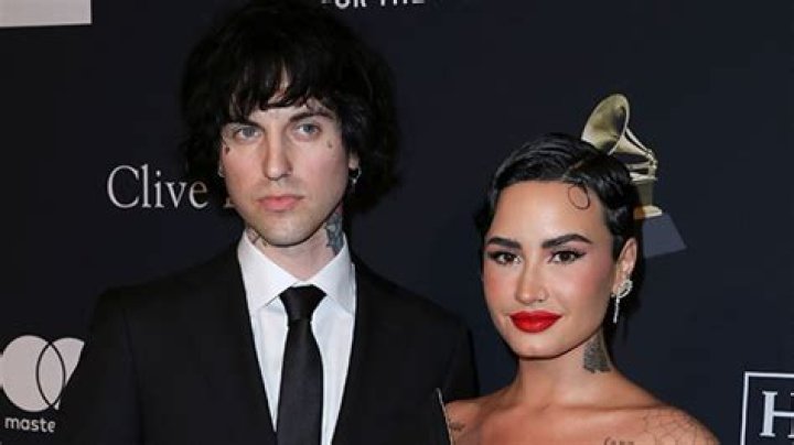 See Her Eye-Catching Engagement Ring – Hollywood Life