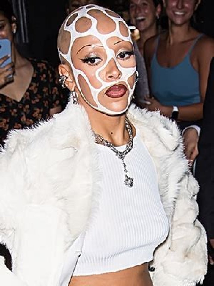 Doja Cat Rocks White Facepaint On Her Shaved Head For NYFW Show – Hollywood Life