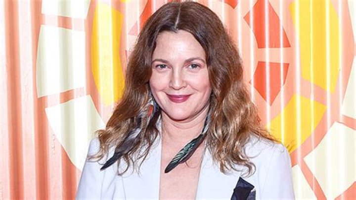 Drew Barrymore Jokes About Her Weight Gain & Her Dress ‘Extender’ – Hollywood Life