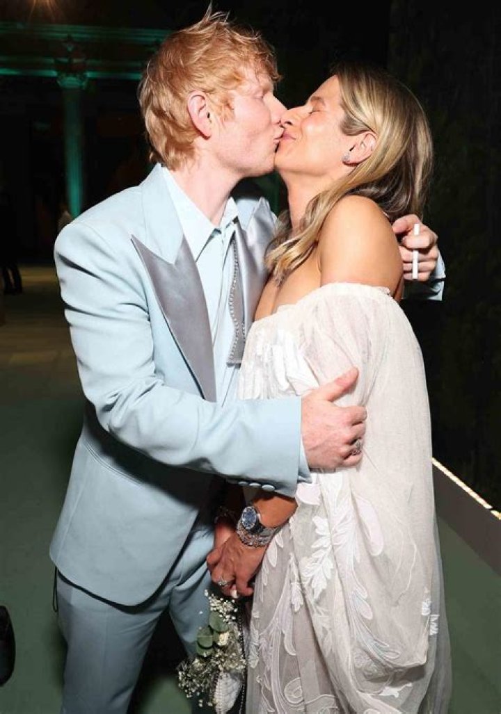 Ed Sheeran Kisses Girlfriend — See Epic Photobomb Of Taylor Swift’s Instagram – Hollywood Life