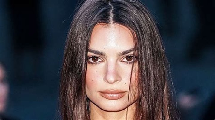 Emily Ratajkowski Proves She Is A Natural Beauty With Uncombed Hair & Untamed Eyebrows