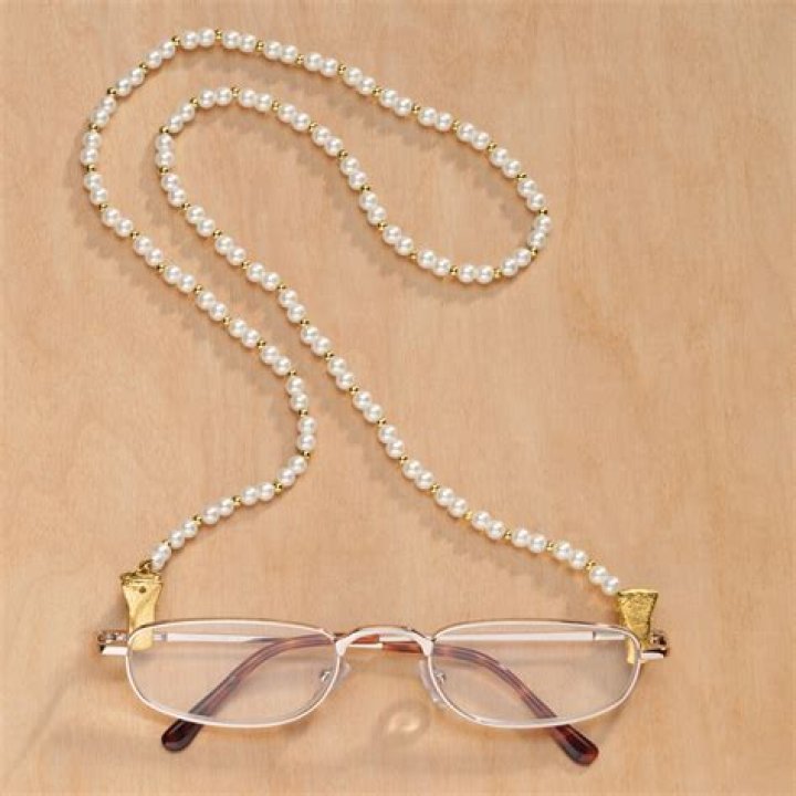 Hottest Eyeglass Chains of 2023 – Hollywood Life Reviews – Hollywood Life