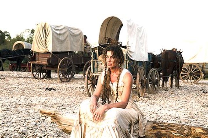 Faith Hill Calls Not Shaving Armpit Hair For ‘1883’ ‘Gross’ – Hollywood Life