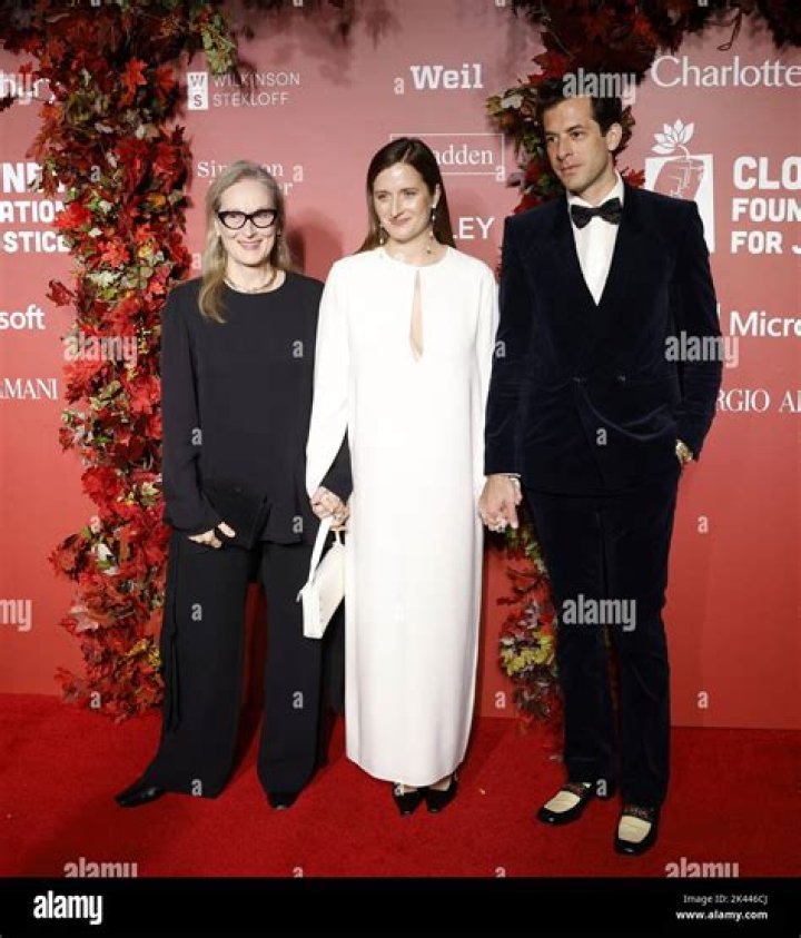 Grace Gummer’s Ring Sparks Speculation She & Mark Ronson Are Engaged – Hollywood Life