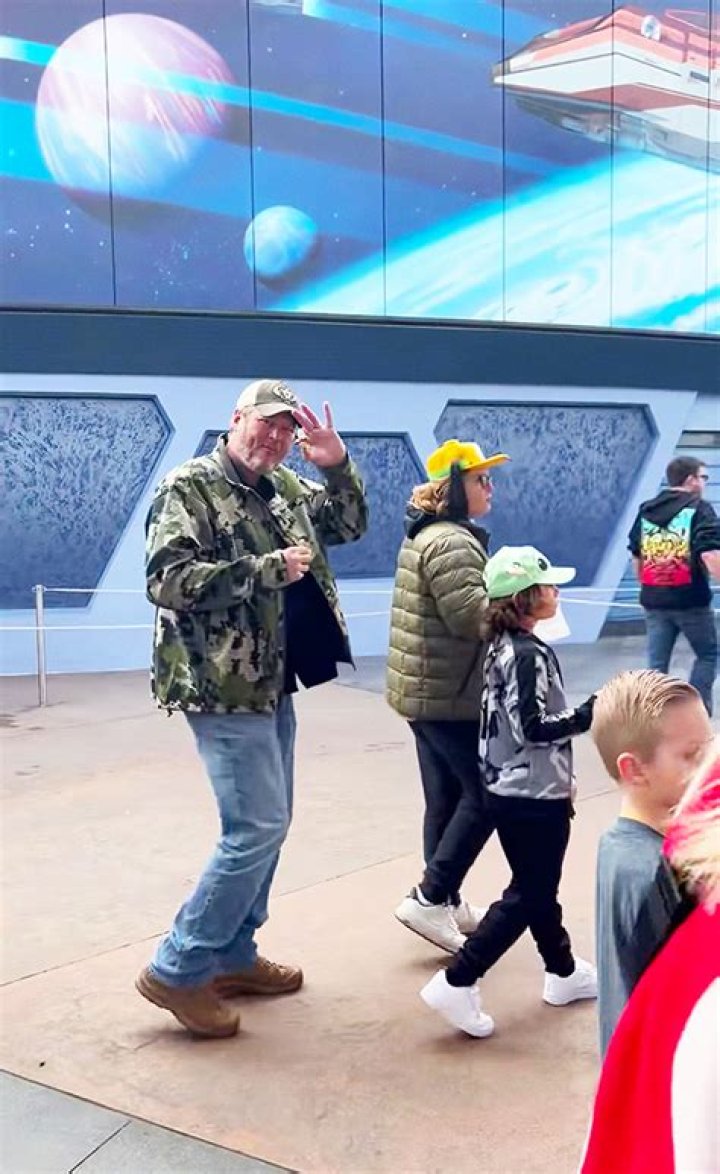 Blake Shelton Is Like A Doting Dad To Gwen Stefani’s Kids During Disney Trip — Sweet Pics