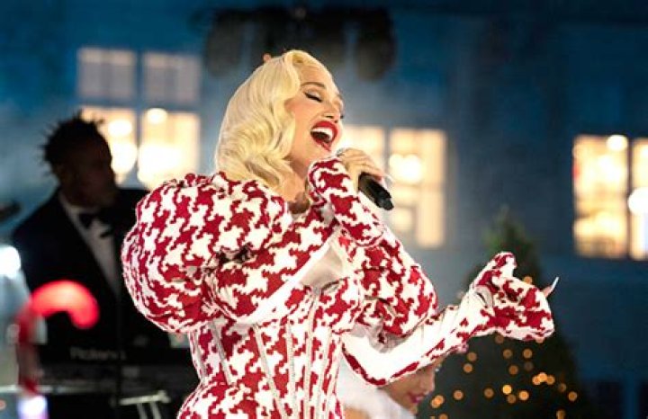 Gwen Stefani At ‘Christmas In Rockefeller Center’ 2022: Photos – Hollywood Life