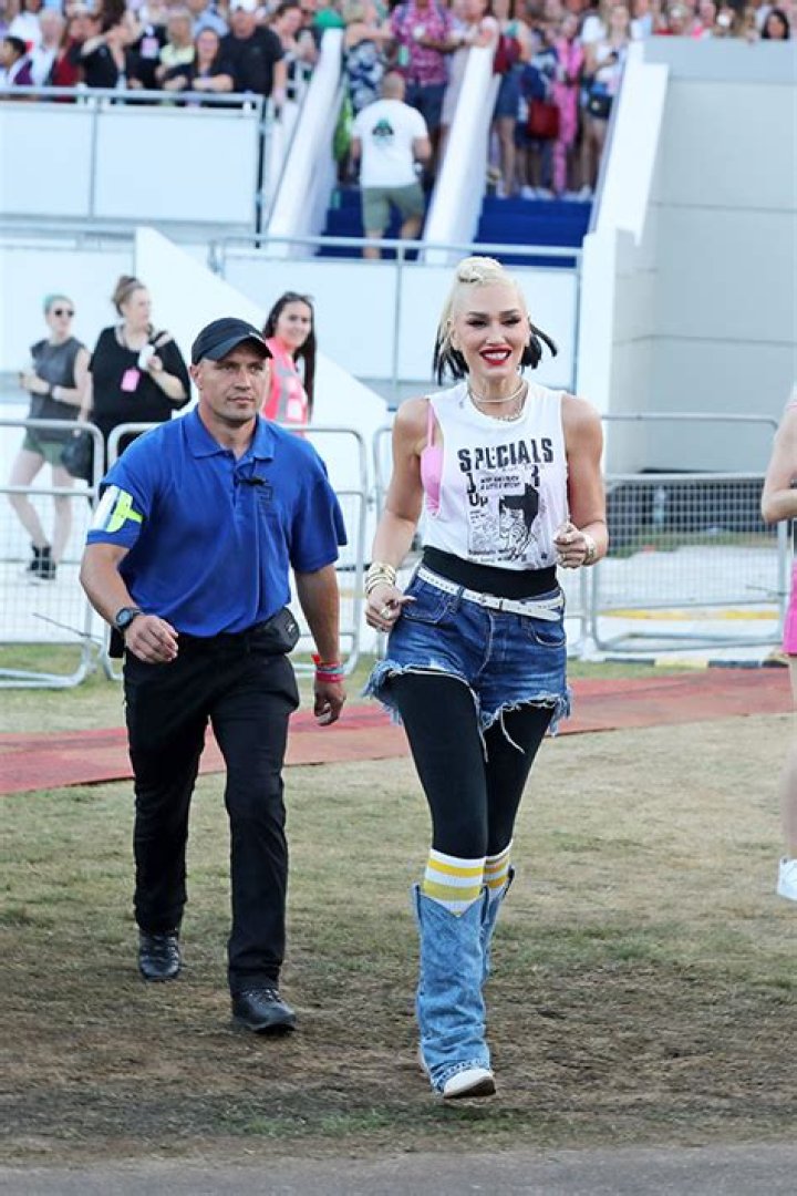 Gwen Stefani’s Denim Shorts & Leggings At Pink’s Concert: Photos – Hollywood Life