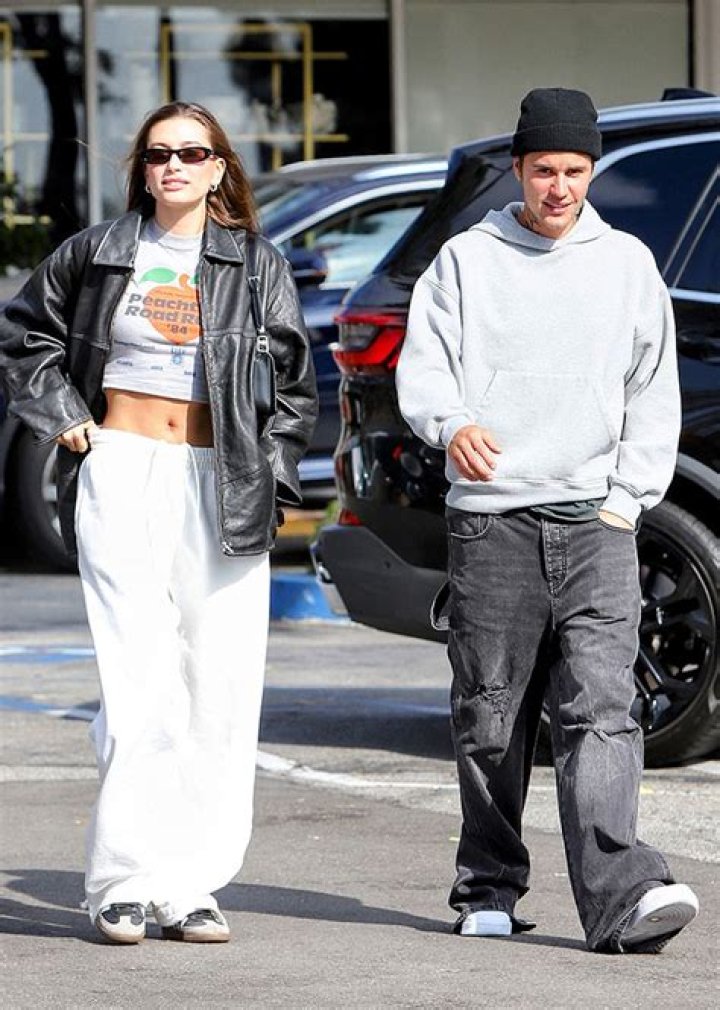 Hailey Bieber Rocks Crop Top With Justin As They Hold Hands On Date – Hollywood Life