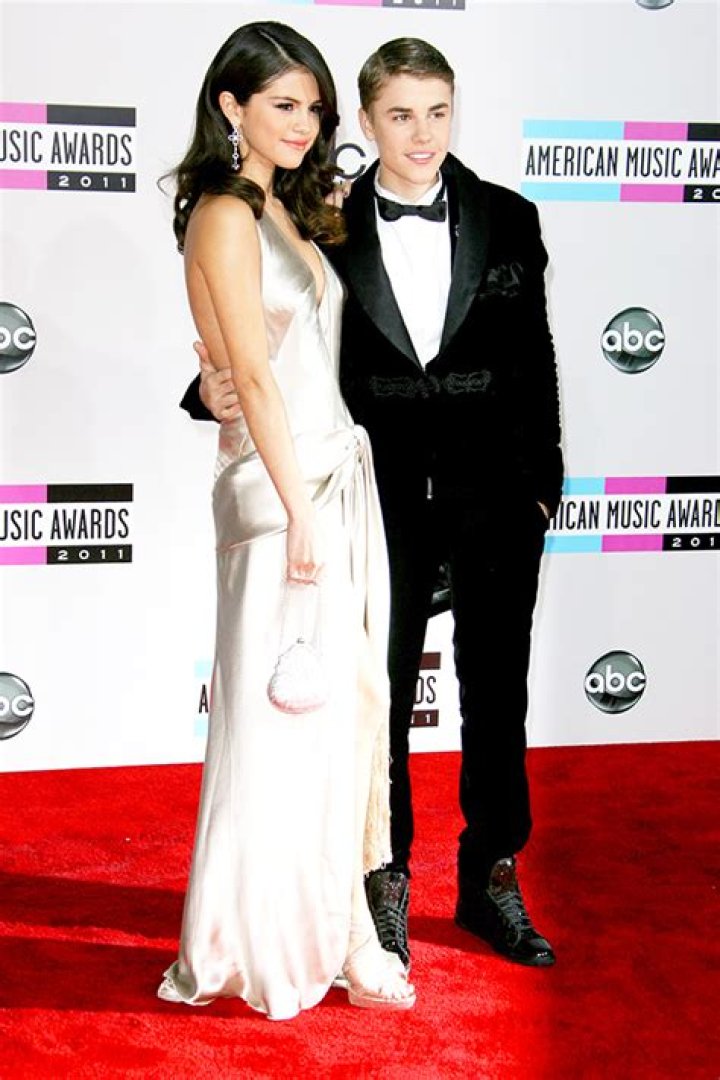 Hailey Bieber’s Justin & Selena Gomez Fan Tweets Resurface: Details – Hollywood Life