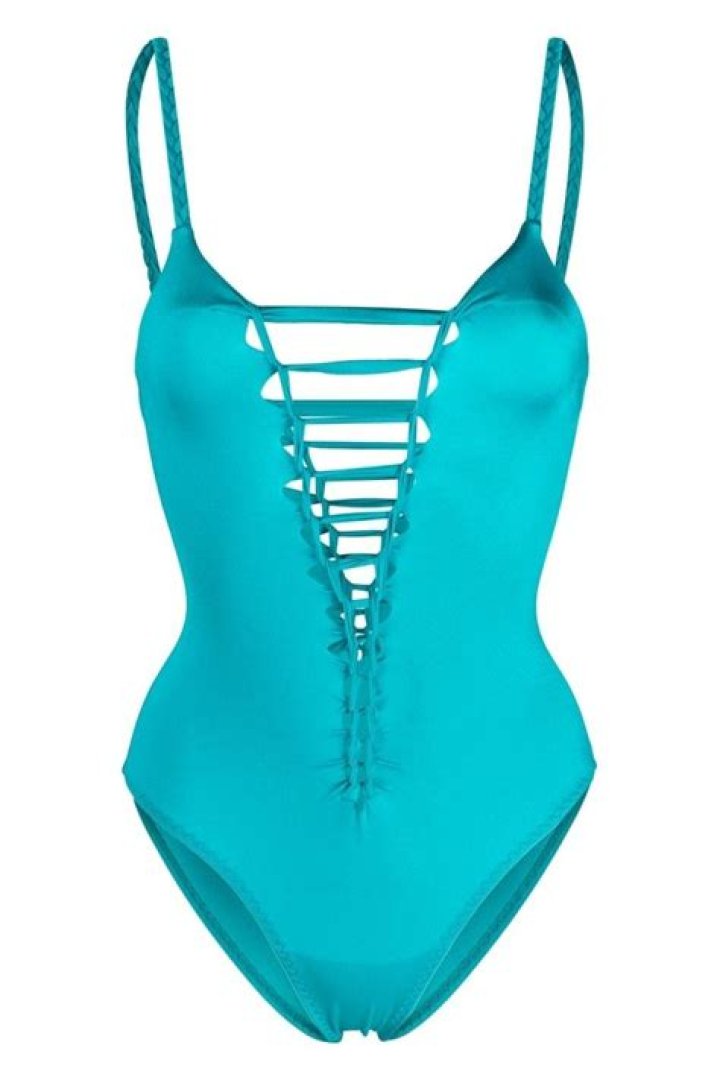 Halle Bailey Rocks Turquoise Bikini While In Dubai For Beyonce Concert – Hollywood Life