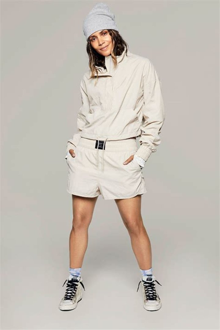 Halle Berry Rocks Crop Top & Shorts For Sweaty Betty – Hollywood Life