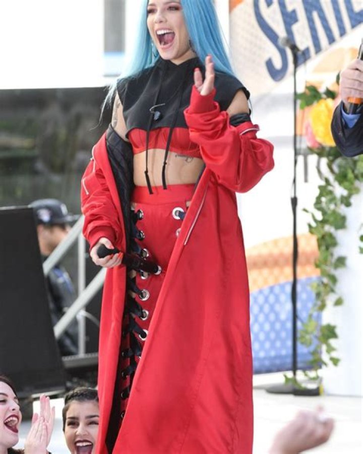 Halsey Wears Crop Top With Machine Gun Kelly At LA Concert: Photos – Hollywood Life