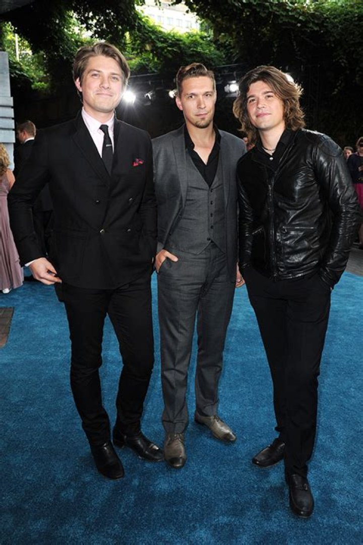 Hanson Brothers Pose With Family In Rare Holiday Photo – Hollywood Life