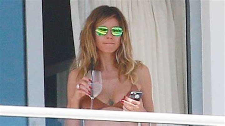 Heidi Klum Wears Only A Towel, Watching Sunrise On The Beach: Photo – Hollywood Life