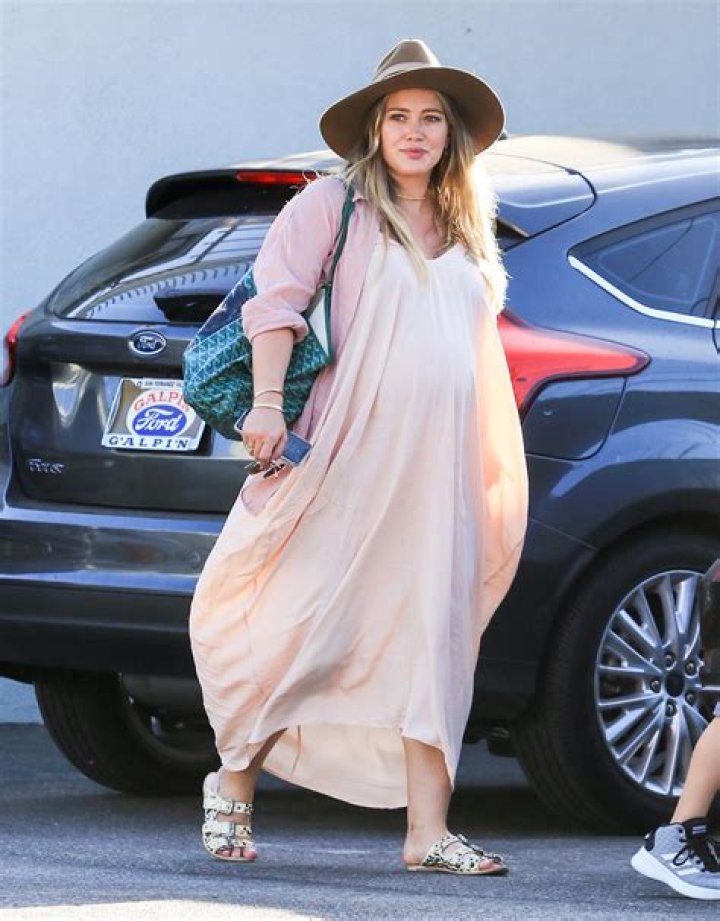 Pregnant Hilary Duff Shows Off Her Bare Baby Bump In Gorgeous New Selfies