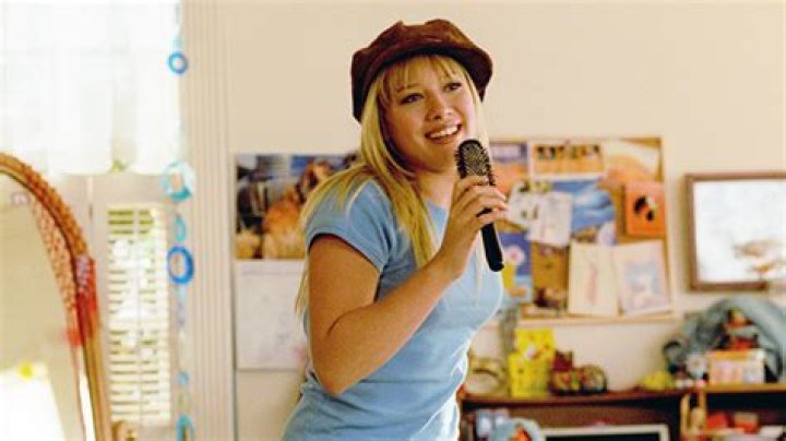 Hilary Duff Sings Lizzie McGuire Song At SAG Picket Lines: Video – Hollywood Life