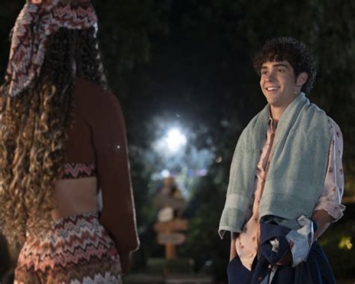 Ricky & Gina Kiss In Game-Changing Season 3 Finale – Hollywood Life