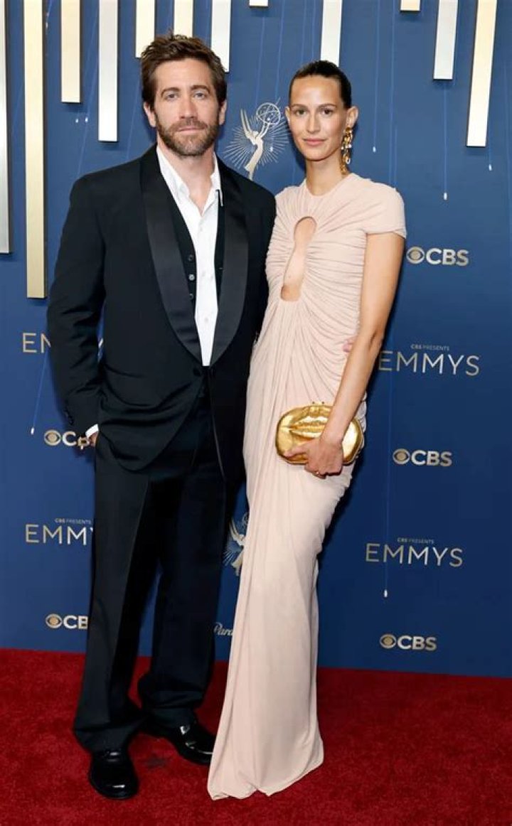 Jake Gyllenhaal & GF Jeanne Cadieu Make Red Carpet Debut At ‘The Lost Daughter’ Premiere