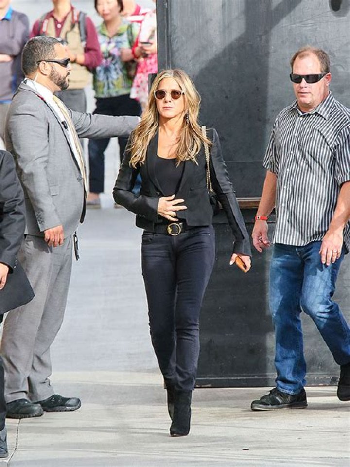 Jennifer Aniston Rocks Black Bodysuit & Jeans At Dinner – Hollywood Life