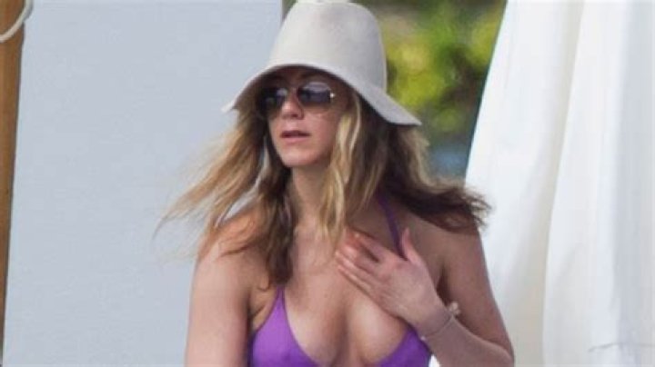 Jennifer Aniston Rocks Purple Bikini After Filming In Hawaii — Photos – Hollywood Life