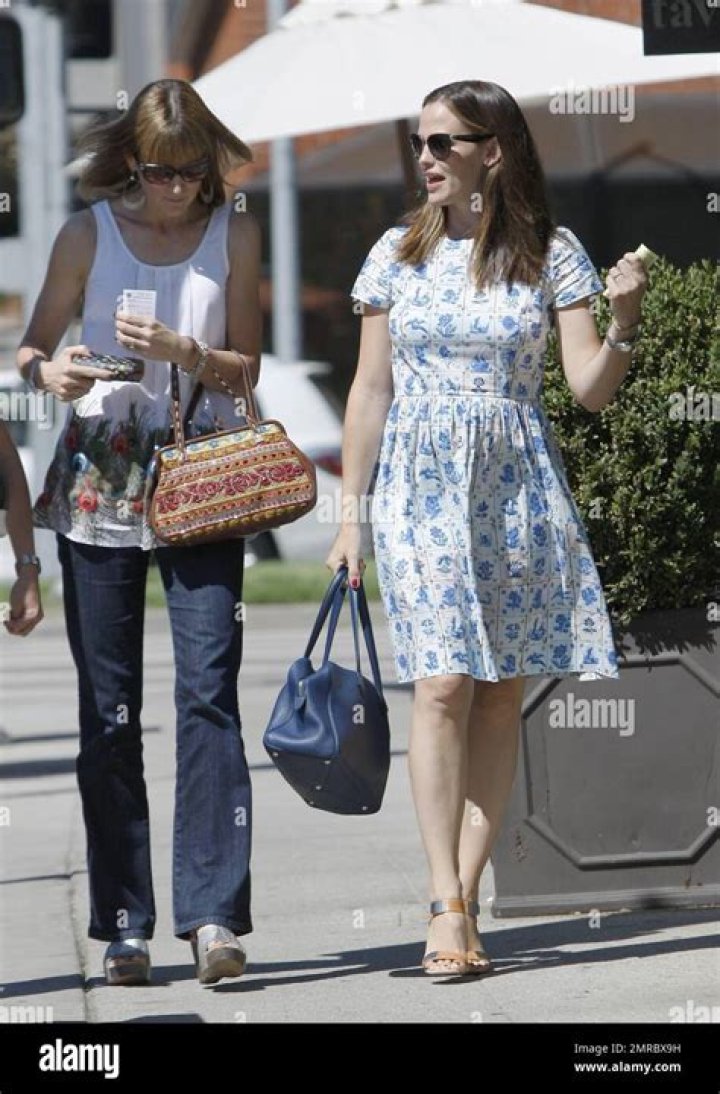 Jennifer Garner Wears Gorgeous Blue Floral Dress During Outing — Pic – Hollywood Life