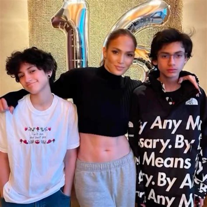 Jennifer Lopez Rocks A Crop Top & Holds Hands With Daughter Emme – Hollywood Life